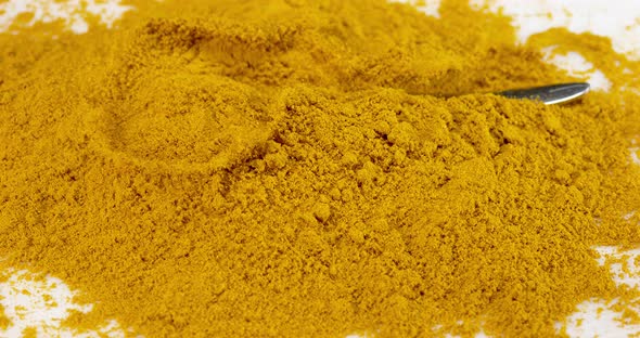 Curry Powder falling , Slow motion 4K alt