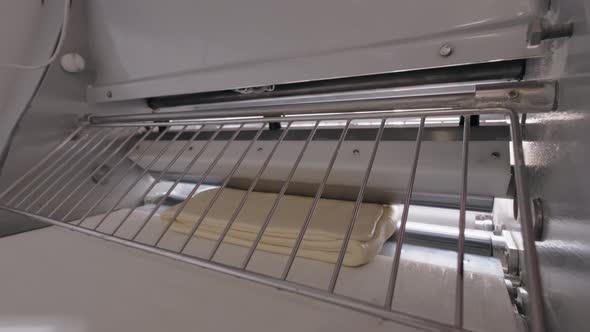 Automatic Machine Rolling Dough for Baking alt