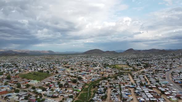 Panoramic view on the city of Windhoek and the mountains on the horizon alt