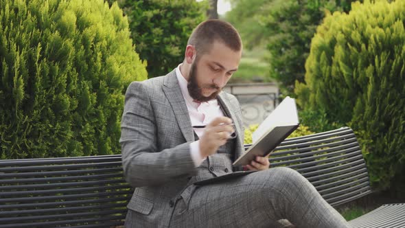 Bussinesman marking interesting things alt