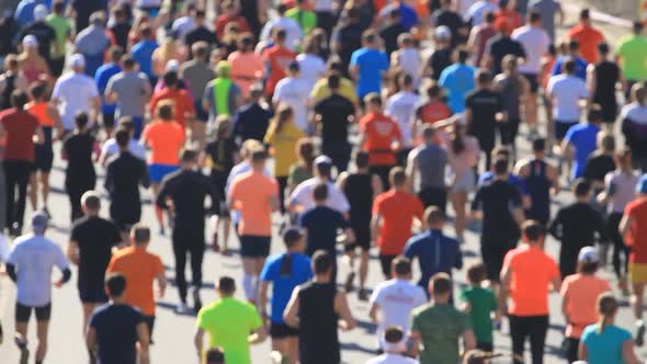 City marathon of running people