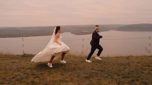 Newlyweds Couple of Lovers Walk Run in Nature alt