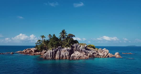 4K Aerial Footage of the St. Pierre Island surrounding Blue Water of the Indian Ocean, Seychelles alt