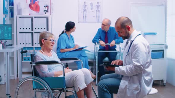 Doctor Consultation in Recovery Clinic alt