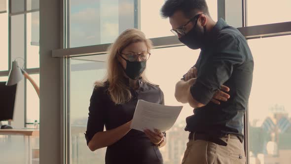 Teamwork Corporate Meeting And Read Statistic Charts. Investor Consultant Planning Banking Budget. alt