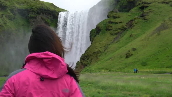 Traveler Travel to Skogafoss Waterfall in Iceland alt