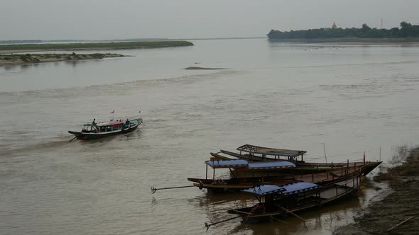 Tourism and fishing boats at the Irrawaddy river in Bagan alt