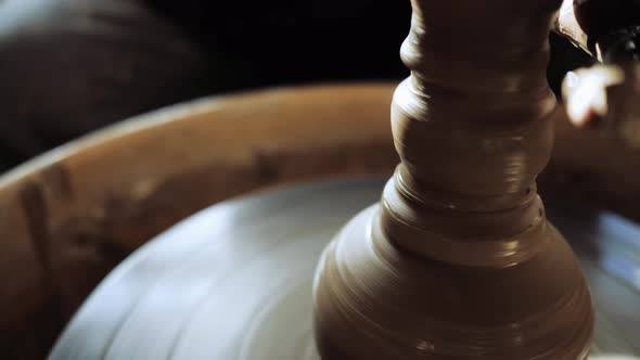 Wiring the Camera From Top Bottom on the Product Rotating on the Potter's Wheel alt