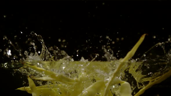 String beans falling in water, Ultra Slow Motion alt