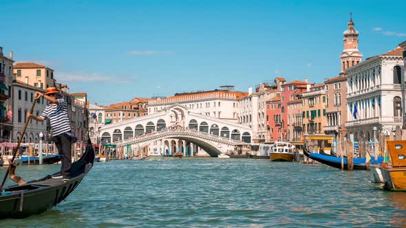 Beautiful Time Lapse View of Famous Canal Grande with Rialto Bridge in Venice alt