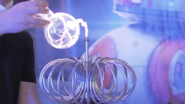 Tesla device transmits electricity to objects at the exhibition