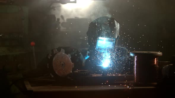 Super Slowmotion Footage of Welding Person 1000Fps at alt