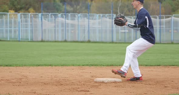 Baseball Tournament the Pitcher Catches a Fastball and Sends a Pass to Another Player Sports in alt