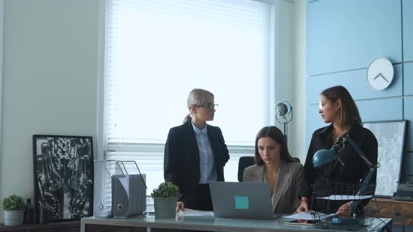 Women are discussing a new project in business and they are in the office alt