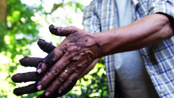 Senior man cleaning his hands alt