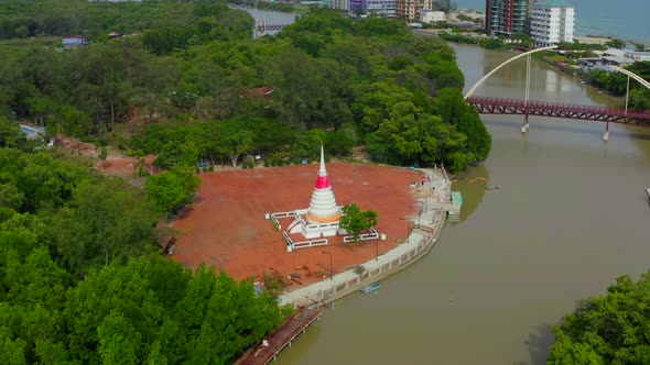 Phra Chedi Klang Nam Phra Samut Chedi Pak Nam in Rayong Thailand alt