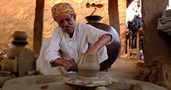 Indian Potter at Work: Throwing the Potter's Wheel and Shaping Ceramic Vessel and Clay Ware: Pot alt