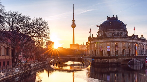 Night to Day Time Lapse of Berlin Cityscape with Spree River, Berlin, Germany alt