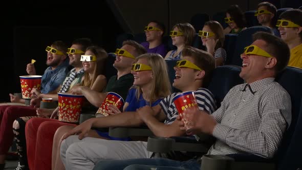 Young People Watch Movies in Cinema: Comedy in 3D alt