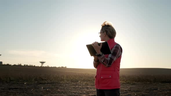 Woman Operator Equipment Tablet Pc Controls Solar Radio Telescope Antennas alt