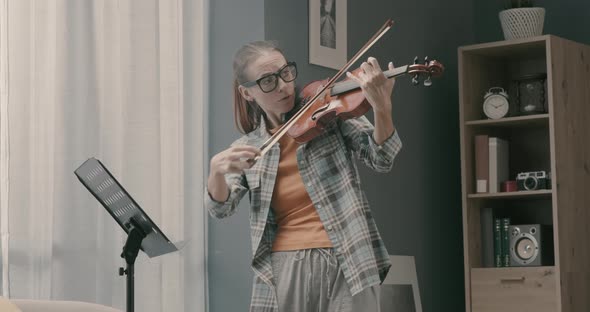 Boyfriend pretending he likes how his girlfriend plays violin