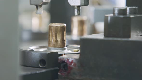 Automated assembly line for metal parts in the automotive industry alt