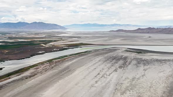 View from airplane over the Great Salt Lake durning record low drought alt