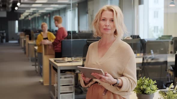 Portrait Of Good-Looking Office Worker alt