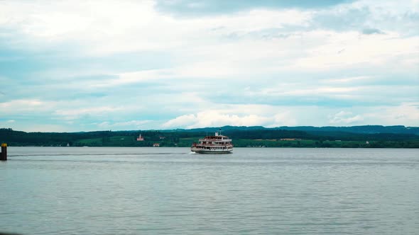 A ship with people sails from the island of Mainau alt