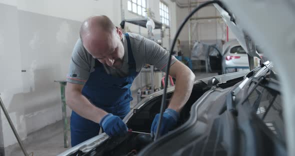 Mechanic fixing a car in the workshop