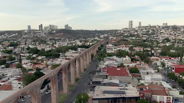 Acueducto de Queretaro - Old And Historic Queretaro Aqueduct Along The City In Mexico. - aerial alt