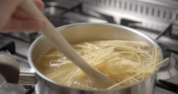 Spaghetti pastas cooking slow motion 4K