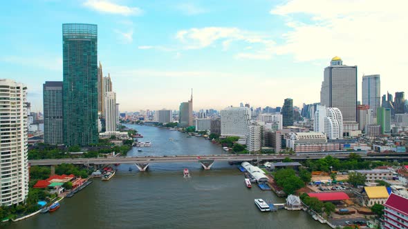 4K : Drones fly over the Chao Phraya River, buildings and business districts in Bangkok alt