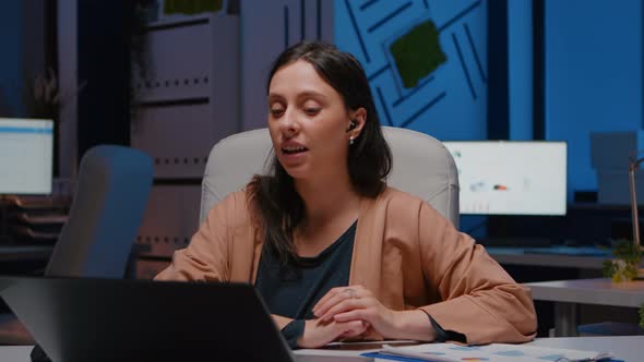 Entrepreneur Woman Chatting with Company Collegues Planning Marketing Meeting alt