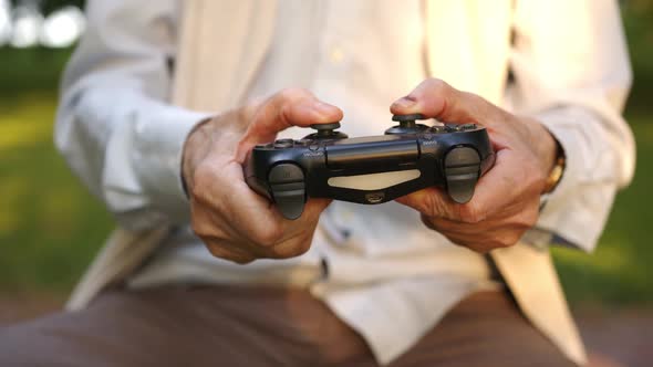 Joystick for Playing in the Hands of an Old Man alt