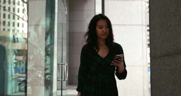 Young woman on the go in the city alt