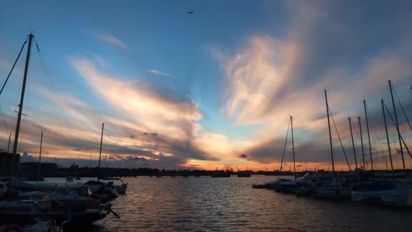 timelapse of a majestic sunset at sea alt