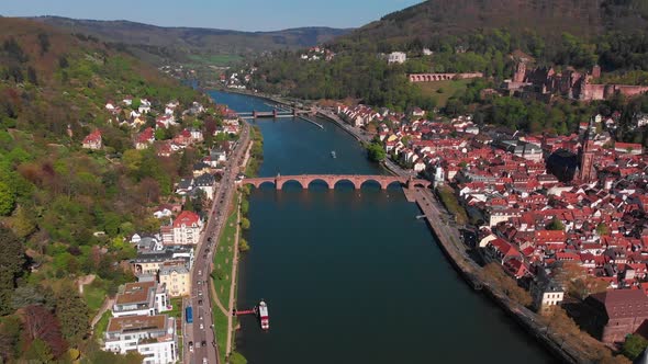 Pedestrian bridge over the river. Beautiful top view of the Heidelberg castle. alt