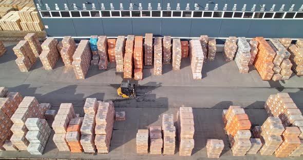 Forklift in motion alt