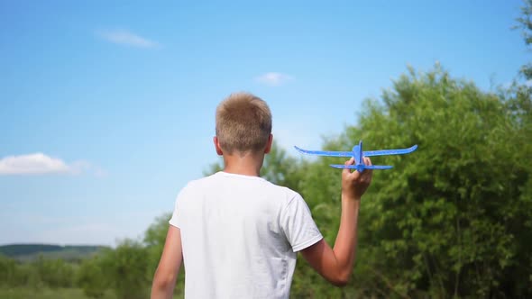 the Guy Holds in Arm Aircraft Plain Simulates Flight alt