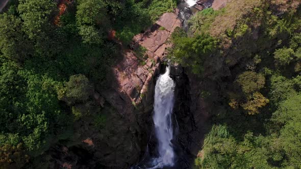 Devon Waterfall in srilanka