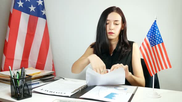 American Businesswoman Working In A Modern Office alt
