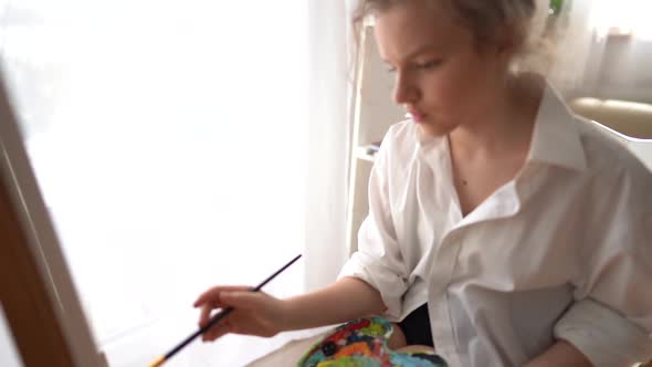 Portrait of a Female Painter Painting a Masterpiece in an Art Workshop alt