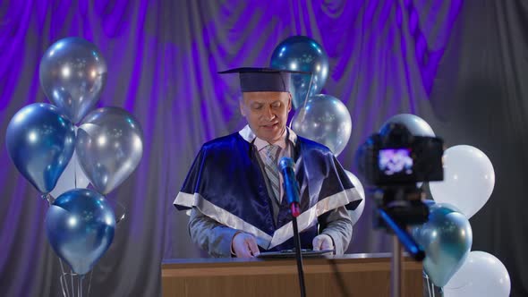 Male Dean's Office Conducts Solemn Part of Congratulating Students on Graduation From University alt