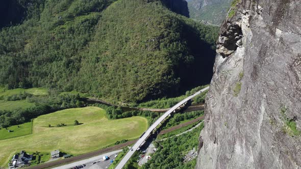Flying around mountainside cliffs watching Norwegian infrastructure with highway E16 in between Berg alt