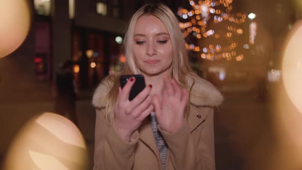 Young Woman Tries to buy the Perfect Gift But Is Unhappy When She Can't Find The Right Present - In alt