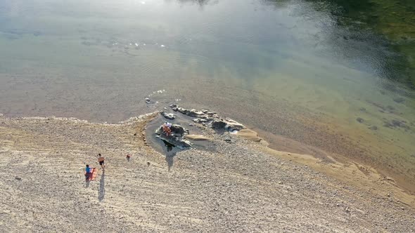 Relaxing During The Hot Spring Weekend alt