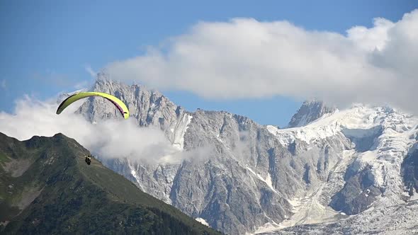 Paraglider Flying with Scenic Mountains Vista alt