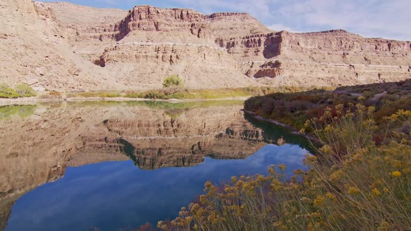 Colorful desert landscape reflecting in the Green River alt
