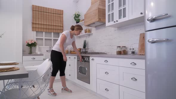 Woman Felt Back Pain in the Kitchen alt